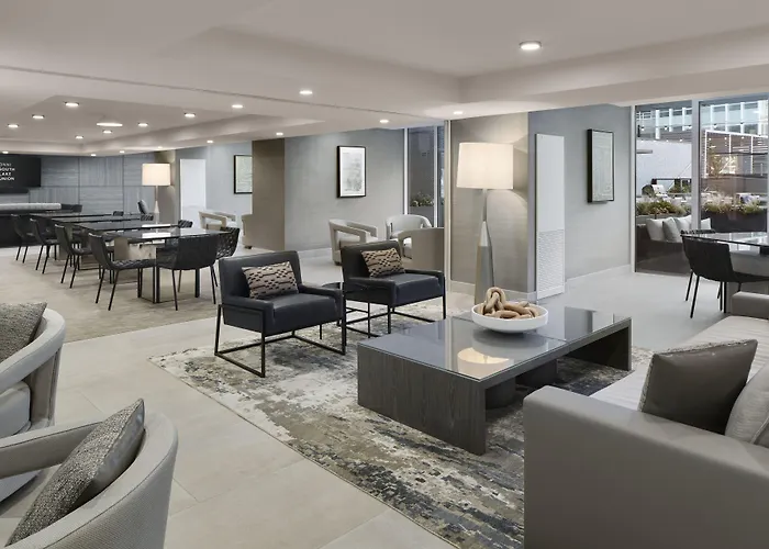 Hotel with pool: Level Seattle Downtown - South Lake Union