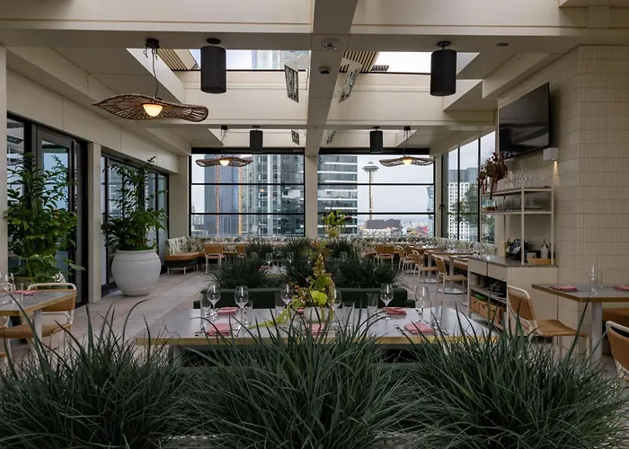 Hotels with pool Level Seattle Downtown - South Lake Union